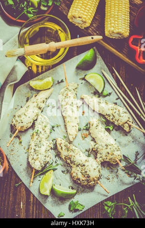 Hähnchen Sie mit Kräutern für Bbq am Spieß Stockfoto