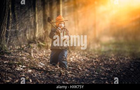 Kleiner Junge spielt im Freien im zeitigen Frühjahr. glückliche Kindheit Stockfoto