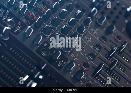 DJ audio Mixer Regler im Streiflicht Stockfoto