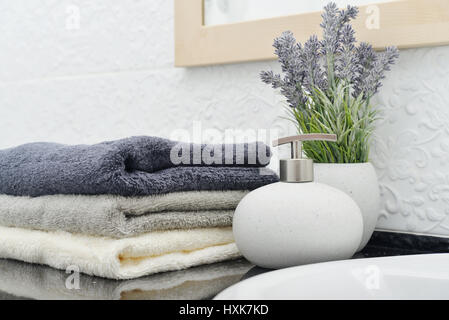 Seifenspender mit einem Stapel Handtücher im Badezimmer Nahaufnahme Stockfoto