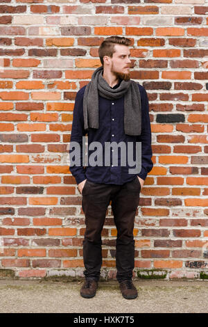 Hipster draußen posiert für die Kamera mit einem Modestil vorwärts und einen modernen Menschen auftritt. Stockfoto