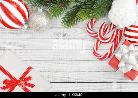 Weihnachtsschmuck mit Tanne Baum und Geschenk-Boxen auf hölzernen Hintergrund Stockfoto