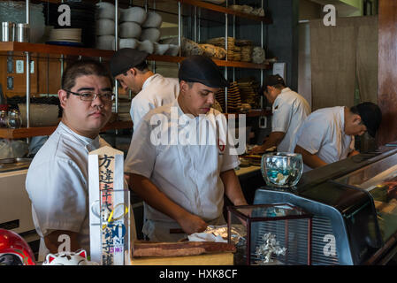 Köche sind hinter Sushi-Bar im Restaurant Maido beschäftigt. Lima, Peru. Stockfoto