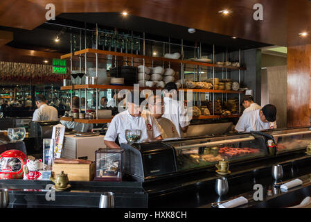 Köche sind hinter Sushi-Bar im Restaurant Maido beschäftigt. Lima, Peru. Stockfoto