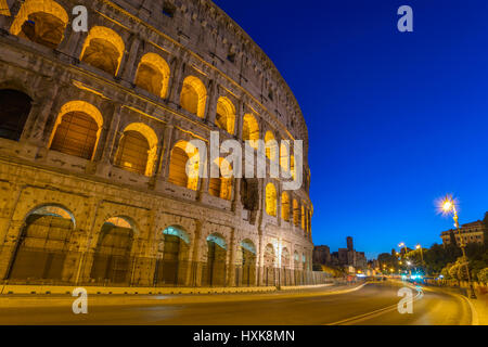 Kolosseum in Rom (Roma Kolosseum) in der Nacht, Rom, Italien Stockfoto