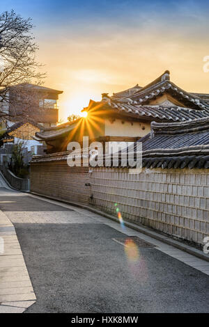 Sonnenaufgang im Bukchon Hanok Village, Seoul, Südkorea Stockfoto