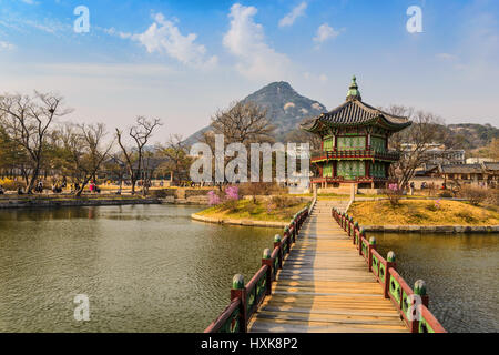 Frühling im Gyeongbokgung Palace, Seoul, Südkorea Stockfoto