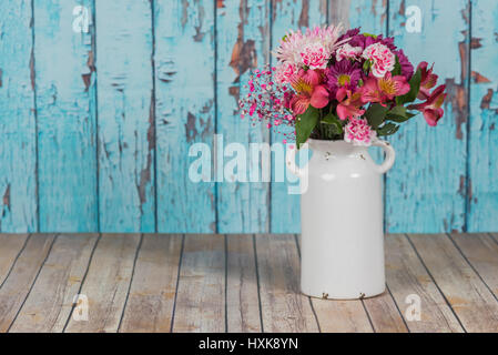 In einer Vintage weiße Vase mit gerissenen Farbe Hintergrund Stockfoto