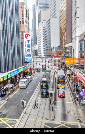 Hong Kong, China - 31. März 2015: Historische Doppeldecker-Straßenbahnen die Straße teilen mit anderen Verkehr Fahrzeuge in der belebten Innenstadt Central District von H Stockfoto