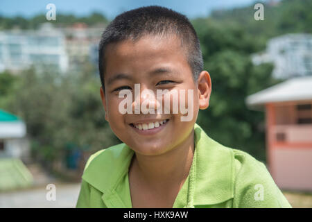 Lächelnde junge namens Spiel in einer Grundschule in Phuket, Thailand. 8. März 2017 Stockfoto