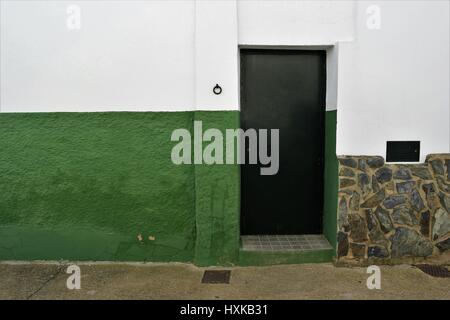 Alte Fassade in grün lackiert Stockfoto