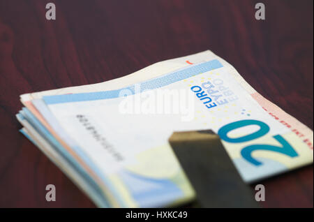 Euro-Bargeld in Geld-clip Stockfoto