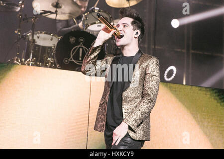 Brendon Urie von Panik! In der Disco funktioniert am 25. März 2017 in der in Oracle Arena in Oakland, Kalifornien. Stockfoto
