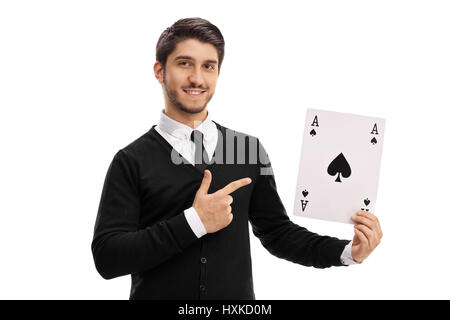 Junger Mann, ein Ass Pik-Karte und zeigt isoliert auf weißem Hintergrund Stockfoto