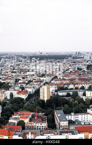 kontrastreiches Panorama von Berlin mit hellen Himmel Stockfoto