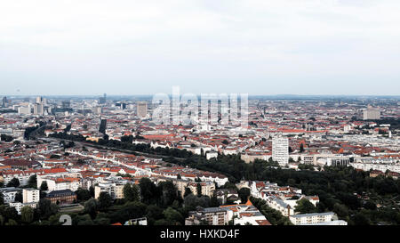 kontrastreiches Panorama von Berlin mit hellen Himmel Stockfoto