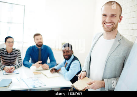 Jungunternehmer Treffen führender Stockfoto