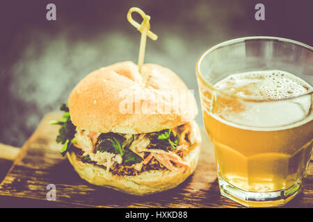 lokalen Gastro Pub Essen, zog Schweinefleisch Brötchen mit Krautsalat Stockfoto