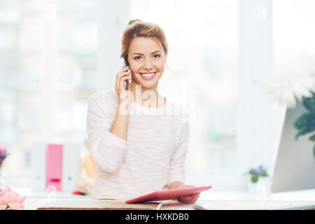Hübsche Geschäftsfrau sprechen auf smartphone Stockfoto