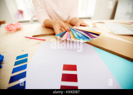 Weibliche Hände mit Farbpalette Stockfoto