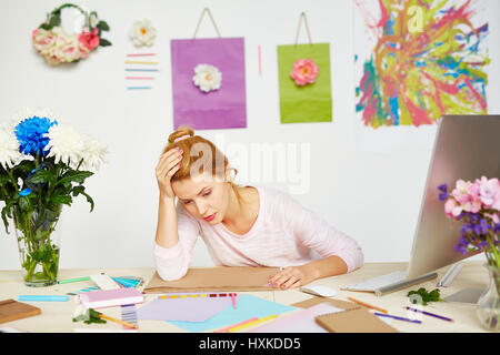 Müde Modedesignerin im studio Stockfoto