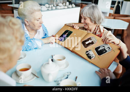 Senioren in Café entspannen Stockfoto