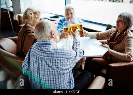 Ältere Menschen mit Biergläser Stockfoto