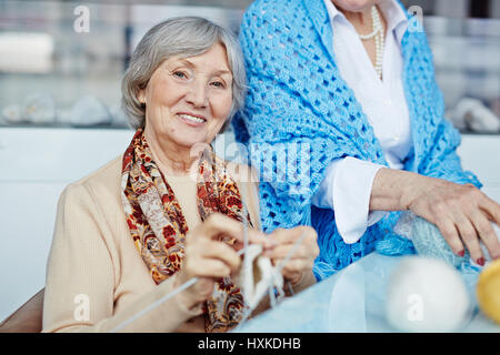 Porträt von geschickten senior Frau Stockfoto