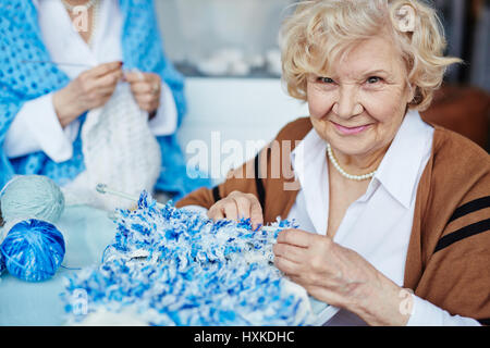 Porträt von senior Handnäherin Stockfoto