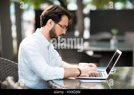 Internet Surfen im Café im freien Stockfoto