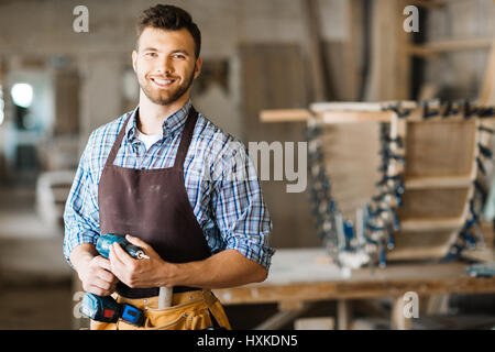 Lächelnd Handwerker mit Bohrmaschine Stockfoto