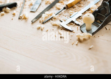 Zimmerei-Tools auf Holztisch Stockfoto