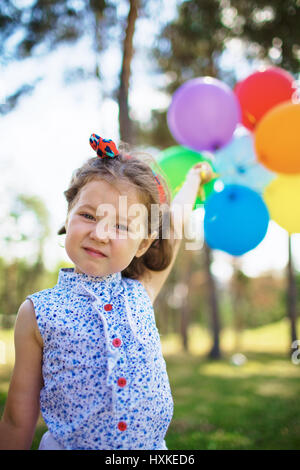 Kleines Mädchen mit Luftballons Stockfoto