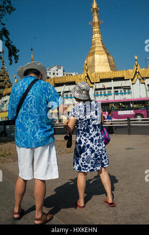 28.01.2017, Yangon, Republik der Union von Myanmar, Asien - Touristen sind vor der Sule-Pagode in Yangon gesehen. Stockfoto