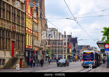 Gent, Belgien-Juni 12, 2016: Blick auf die Straße mit historischen mittelalterlichen Gebäuden an der alten Stadt Gent Stockfoto