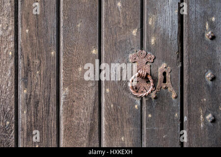 Hintergrund Textur einer mittelalterlichen Tür. Stockfoto