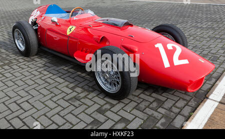 Eine klassische 1958, Ferrari 246 F1-Boliden auf dem Display im internationalen Fahrerlager, tagsüber Silverstone Classic Media Stockfoto