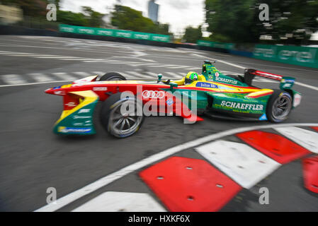 Buenos Aires, Argentinien. 18. Februar 2017. Abt Schaeffler Audi Sport Fahrer Lucas di Grassi Brasiliens, steuert in der Spur während der Formel E Buenos Aires ePrix Autorennen. Lucas di Grassi statt in der Formel E Buenos Aires ePrix Autorennen Dritte. Stockfoto