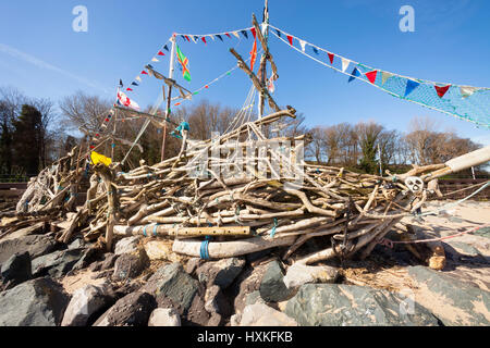 Black Pearl, ein Treibholz-Boot "festgemacht" in New Brighton auf der Halbinsel Wirral Stockfoto