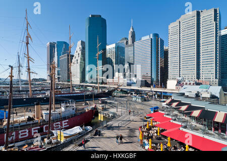 New York City, USA - 18. November 2011: Die Menschen gehen in Landmark Seehafen befindet sich neben der Wall Street und Finanzplatz an einem sonnigen Tag im November 18 Stockfoto