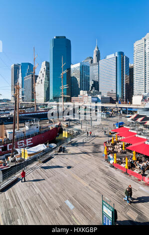 New York City, USA - 18. November 2011: Die Menschen gehen in Landmark Seehafen befindet sich neben der Wall Street und Finanzplatz an einem sonnigen Tag im November 18 Stockfoto