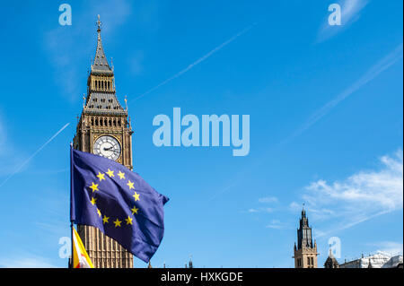 EU-Flagge mit Big Ben im Hintergrund. Bild wurde während des Marsches für Europa in London am 26. März 2017 aufgenommen. Stockfoto