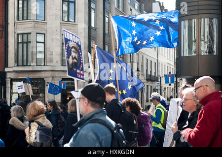 Der Marsch für Europa in London auf Samstag, 25. März 2017. Demo vom Hyde Park, Parliament Square. Von organisiert der Bewegung Unite für Europa. Stockfoto