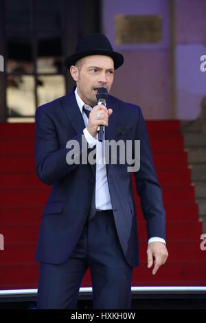 Berlin, Deutschland, 6. Juli 2015: Roger Cicero führt Frank Sinatra live beim Classic Open Air. Stockfoto