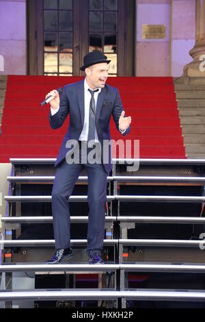 Berlin, Deutschland, 6. Juli 2015: Roger Cicero führt Frank Sinatra live beim Classic Open Air. Stockfoto