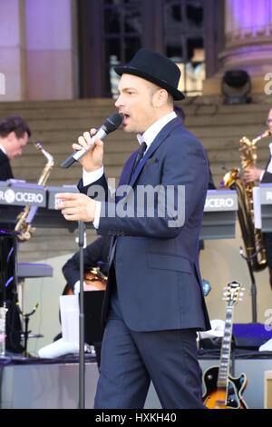 Berlin, Deutschland, 6. Juli 2015: Roger Cicero führt Frank Sinatra live beim Classic Open Air. Stockfoto