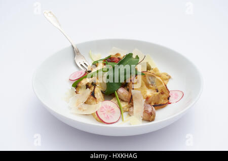 Fregola mit gebratenem Sellerie, wilder Knoblauch, Zitrone, Pecorino, Rettich Stockfoto