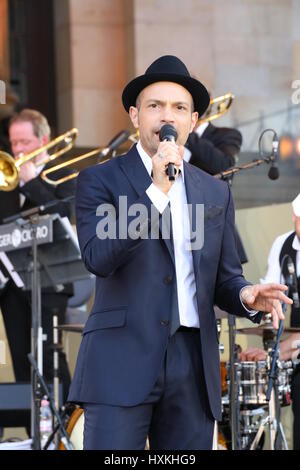 Berlin, Deutschland, 6. Juli 2015: Roger Cicero führt Frank Sinatra live beim Classic Open Air. Stockfoto