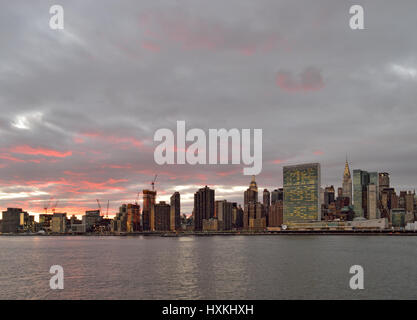 Sonnenuntergang Himmel über Manhattan. Stockfoto