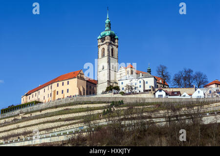 Melnik Tschechische Republik Melnik Kirche der Heiligen Peter und Paul auf einem Hügel über den Weinbergen Stockfoto